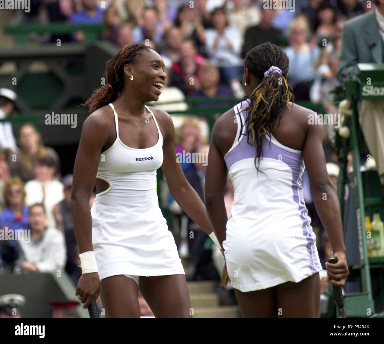 Venus Williams et Serena Williams gagner double à Wimbledon Juillet 2000 Vénus (L) et Serena Williams en route pour gagner la finale du double dames contre Julie Halard-Decugis de France et au Japon, Ai Sugiyama 6-3 6-2 pour prendre le titre à Wimbledon Banque D'Images