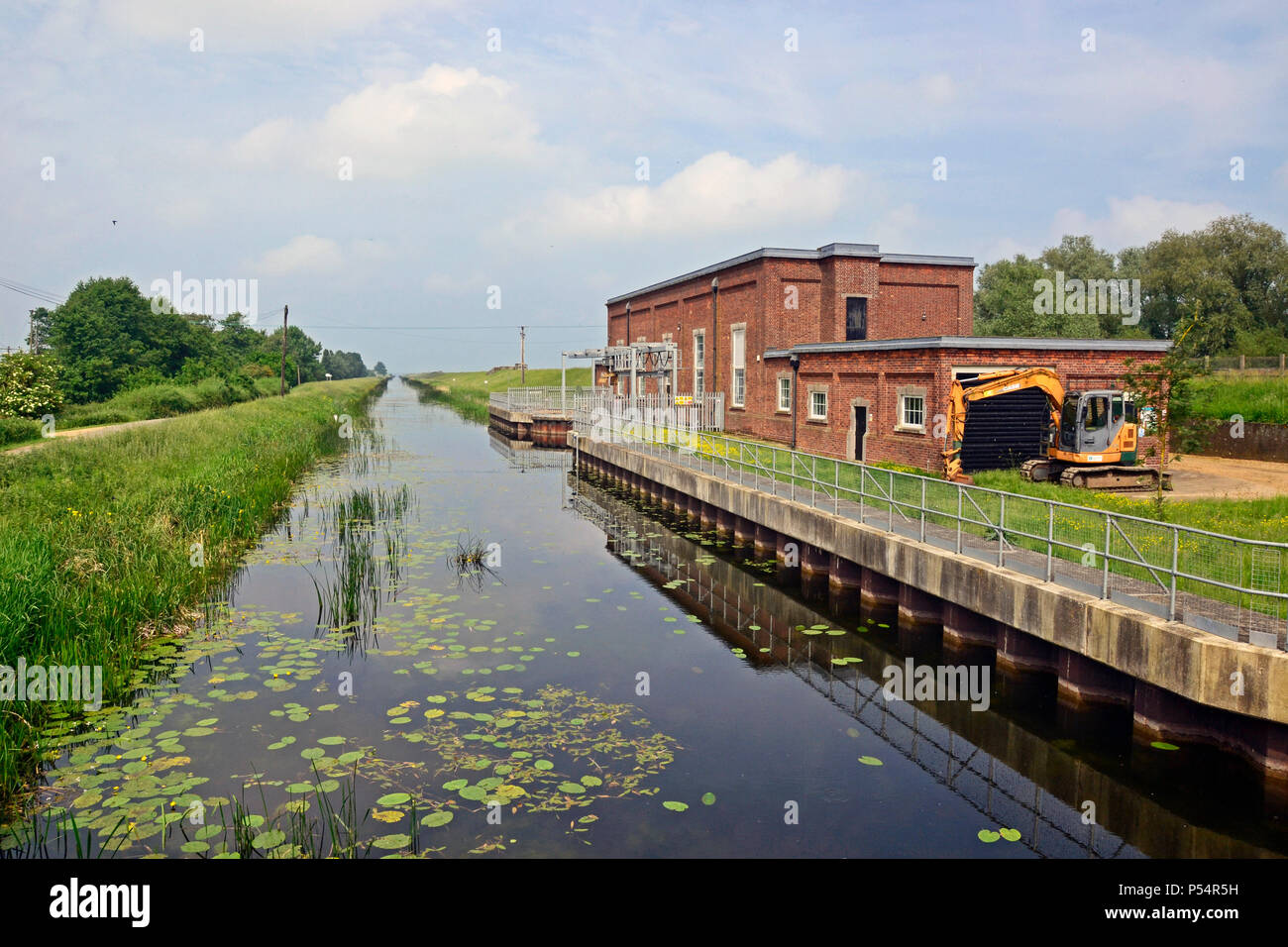 Station de pompage du barrage Welches à la réserve naturelle d'Ouse Wash, Cambridgeshire, Norfolk, Royaume-Uni. RSPB. Banque D'Images