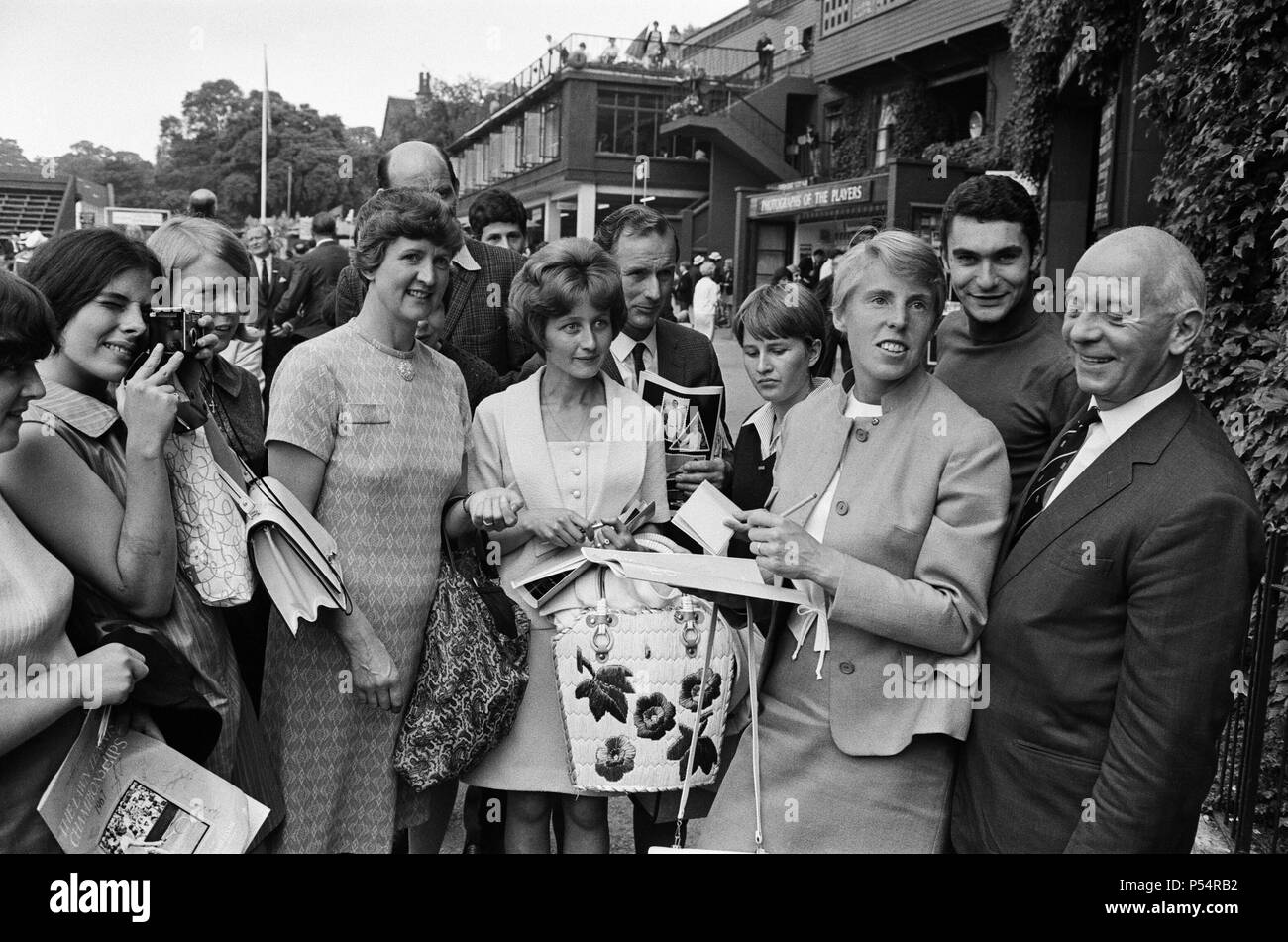 Joueur de tennis britannique Ann Jones (3e à partir de la droite), signe des autographes pour ses jeunes fans au Wimbledon Tennis Championships de 1967. Photo prise le 7 juillet 1967 Banque D'Images