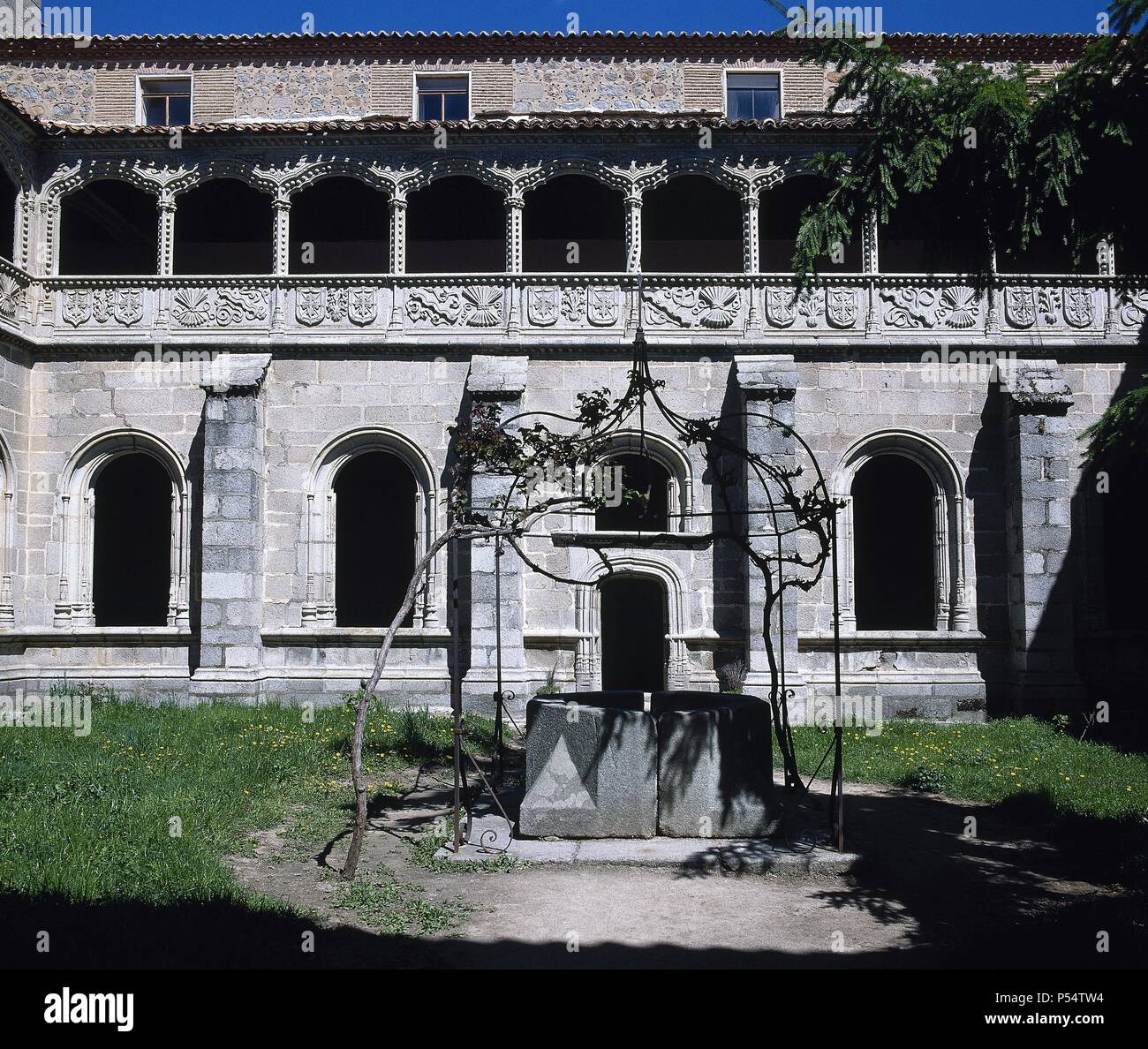 ARTE GOTICO-TARDIO. ESPAÑA. REAL MONASTERIO DE Santo Tomas. Fundado por Hernán NÚÑEZ DE ARNALTE, tesorero y secretario de los Reyes Católicos, fue construído entre los años 1482 y 1493. Vista parcial del Claustro DE LOS REYES. AVILA. Castille-león. Banque D'Images