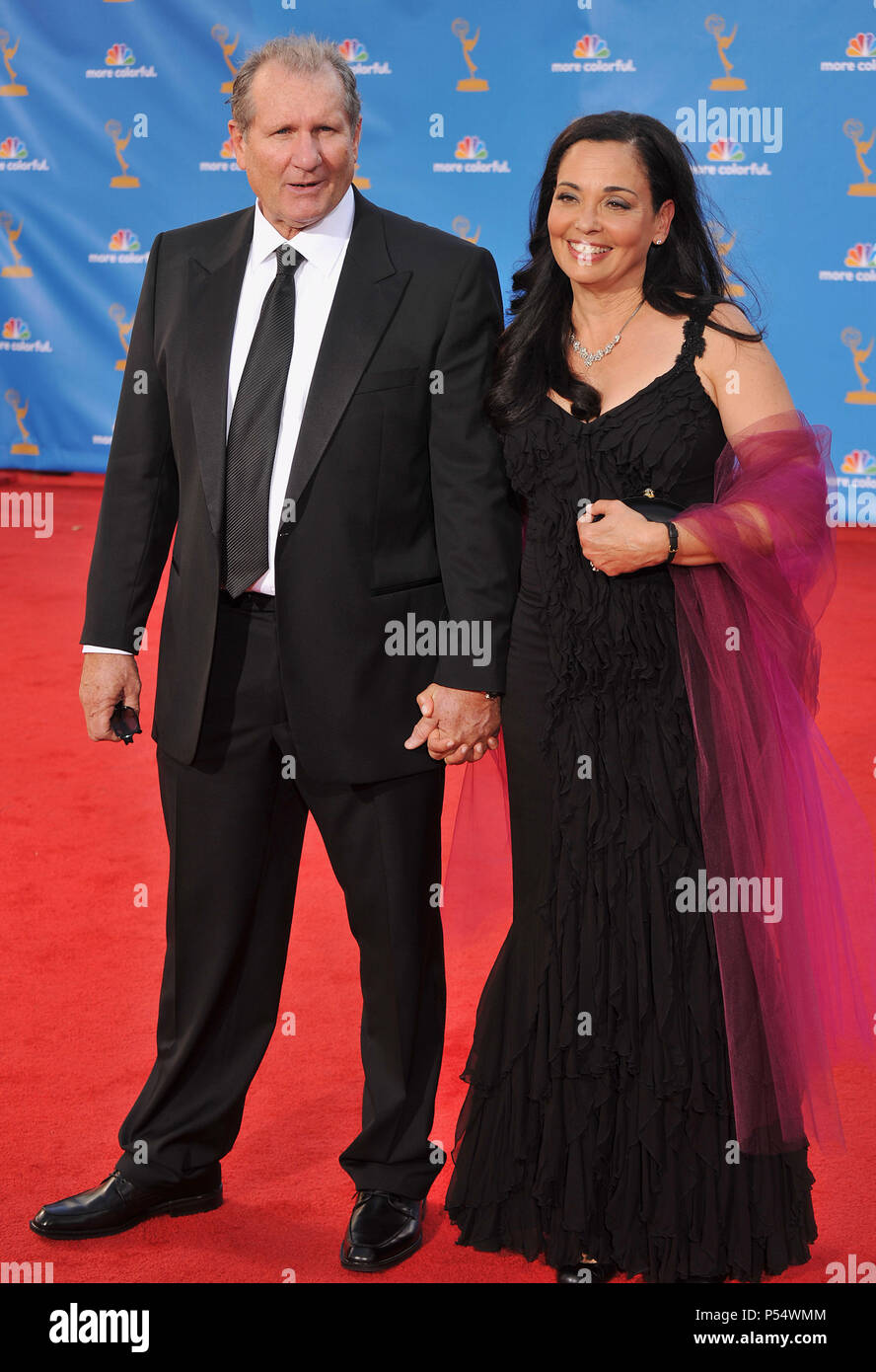 Ed O Neill & femme 62ème Emmy Awards - 2010 au Nokia Theatre de Los Angeles.EdONeal femme 046 cas à Hollywood Life - Californie, Red Carpet Event, USA, Cinéma, Célébrités, photographie, Bestof, Arts, Culture et divertissement, Célébrités, Mode de vie meilleure, Hollywood, événement dans la vie d'Hollywood, Californie - Tapis rouge et en coulisses, musique, célébrités, Topix en couple, en famille (mari et femme) et les enfants - les enfants, frères et sœurs, tsuni@Gamma-USA.com Tsuni enquête de crédit / USA, 2010 Banque D'Images