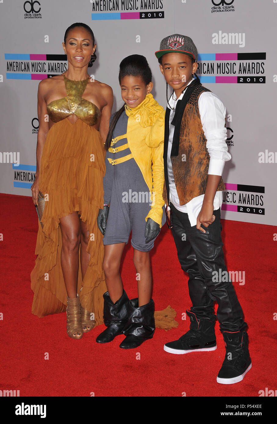 Jada Pinkett-Smith, saule, Jaden - 2010 American Music Awards - AMA - au Nokia Theatre de Los Angeles.Jada Pinkett-Smith, saule, Jaden_71 Événement dans la vie d'Hollywood, Californie - Red Carpet Event, USA, Cinéma, Célébrités, photographie, Bestof, Arts, Culture et divertissement, Célébrités, Mode de vie meilleure, Hollywood, événement dans la vie d'Hollywood, Californie - Tapis rouge et en coulisses, musique, célébrités, Topix en couple, en famille (mari et femme) et les enfants - les enfants, frères et sœurs, tsuni@Gamma-USA.com Tsuni enquête de crédit / USA, 2010 Banque D'Images