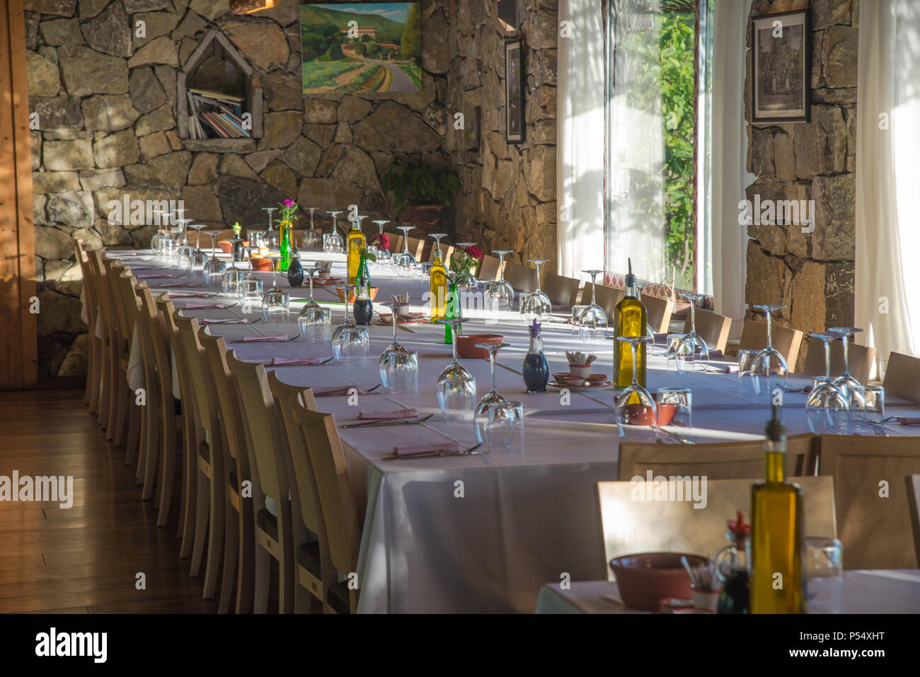 Tables couvertes à Mrizi i Zanave restaurant à Fishte, Albanie Banque D'Images