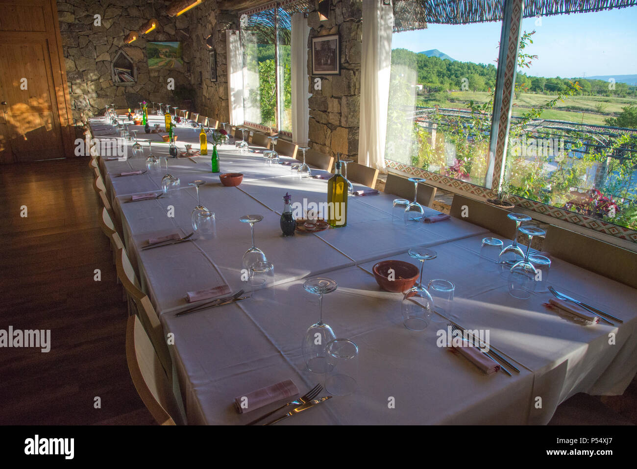 Tables couvertes à Mrizi i Zanave restaurant à Fishte, Albanie Banque D'Images