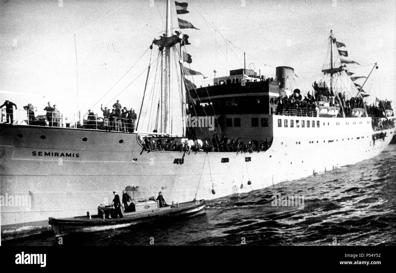 Sémiramis, El Barco de la Cruz Roja, francesa con repatriados de la División Azul, un su arrivée al puerto de Barcelona. Abril de 1954. Banque D'Images