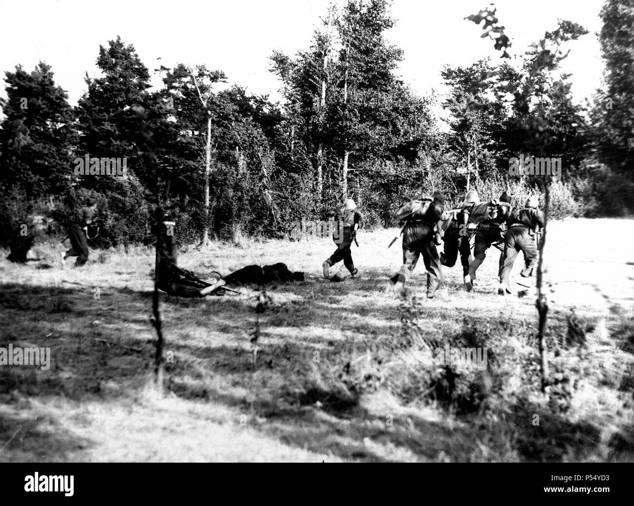 Guerra Civil Española. Asedio de Madrid. Tropas nacionales al asalto en uno de los combates en la sierra de Guadarrama. Agosto de 1936. Banque D'Images