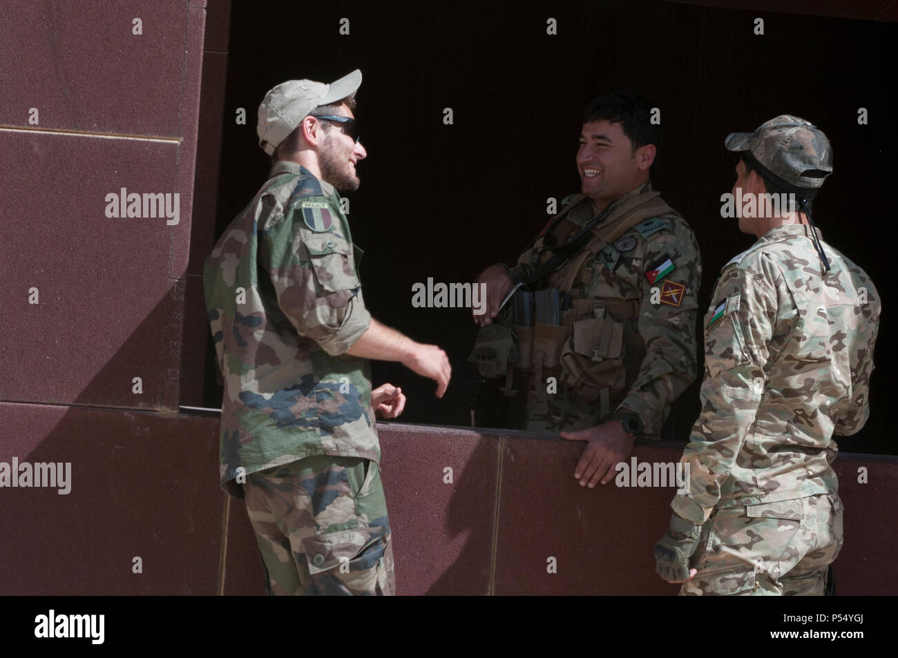 La Jordanie 111e Strike Force soldats Battaloin français et soldat Opérations Speciall partager un rire entre les exercices au site mout pendant l'exercice lion avide à 17 le Roi Abdullah II Centre de formation d'opérations spéciales à l'extérieur, Amman, Jordanie, le 10 mai 2017. Lion avide est un exercice annuel le Commandement central américain en Jordanie visant à renforcer les relations militaires entre les Etats-Unis, la Jordanie et d'autres partenaires internationaux. La nouvelle édition se compose d'environ 7 200 militaires provenant de plus de 20 nations qui permettra de répondre aux scénarios impliquant la sécurité des frontières, de commandement et de c Banque D'Images