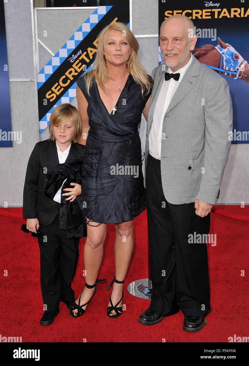 John Malkovich, Peta Wilson Le Secrétariat Première au El Capitan Theatre de Los Angeles.John Malkovich, Peta Wilson  Événement dans la vie d'Hollywood, Californie - Red Carpet Event, USA, Cinéma, Célébrités, photographie, Bestof, Arts, Culture et divertissement, Célébrités, Mode de vie meilleure, Hollywood, événement dans la vie d'Hollywood, Californie - Tapis rouge et en coulisses, musique, célébrités, Topix en couple, en famille (mari et femme) et les enfants - les enfants, frères et sœurs, tsuni@Gamma-USA.com Tsuni enquête de crédit / USA, 2010 Banque D'Images