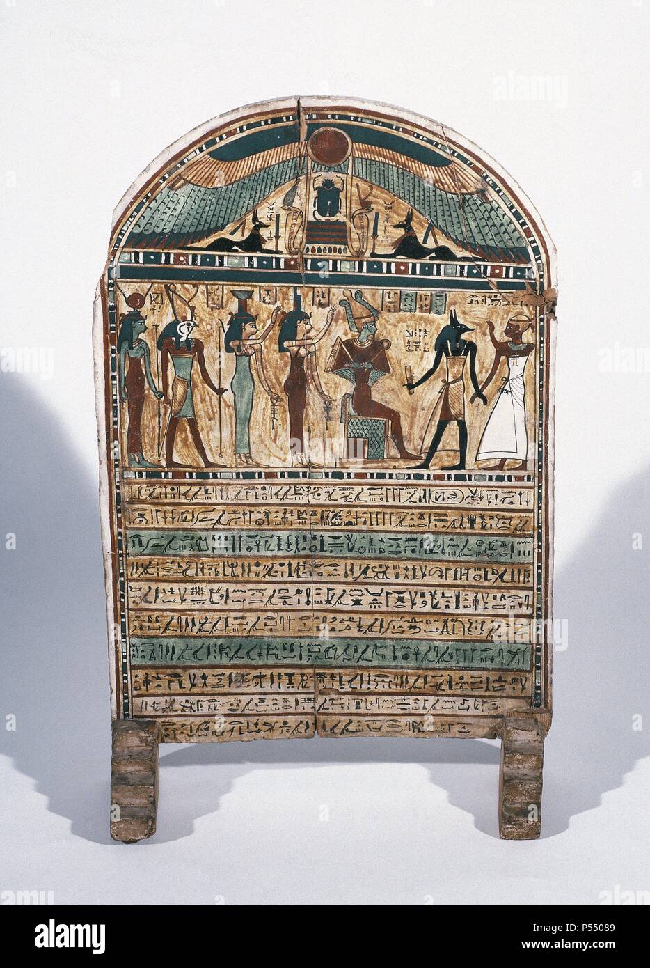 L'art égyptien stèle en bois peint. L'deseased devant Osiris, Isis et Anubis. À partir de Thèbes. Nouveau Royaume de l'Égypte (1550 BC-1977 BC). Musée égyptien de Turin. L'Italie. Banque D'Images