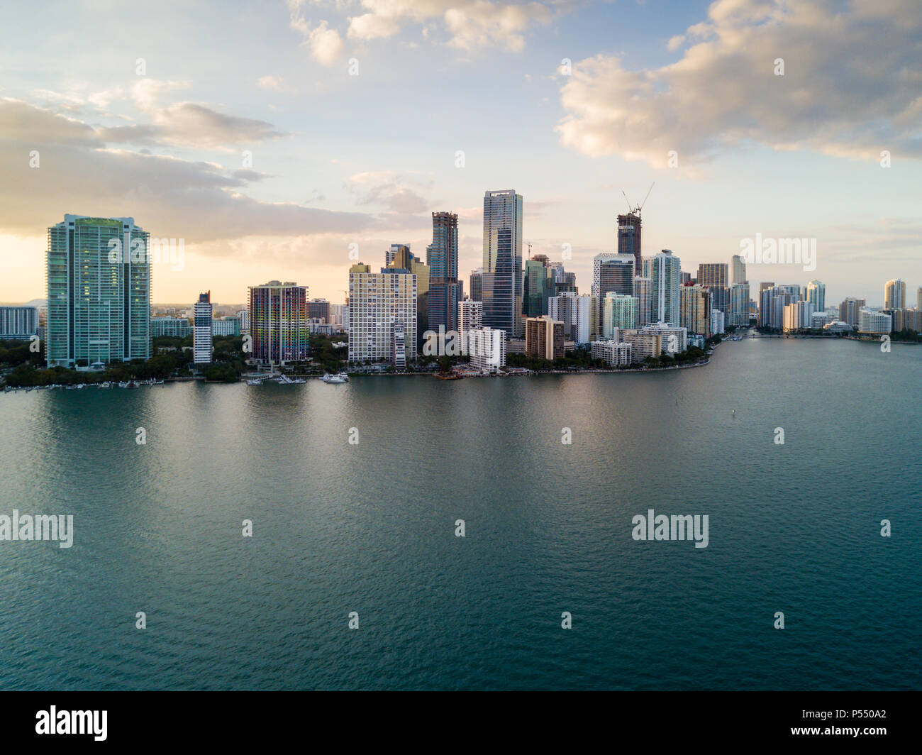 MIAMI, FLORIDE - CIRCA AVRIL 2017 : Vue aérienne de la baie de Biscayne et de Brickell Key Biscayne à Miami Banque D'Images