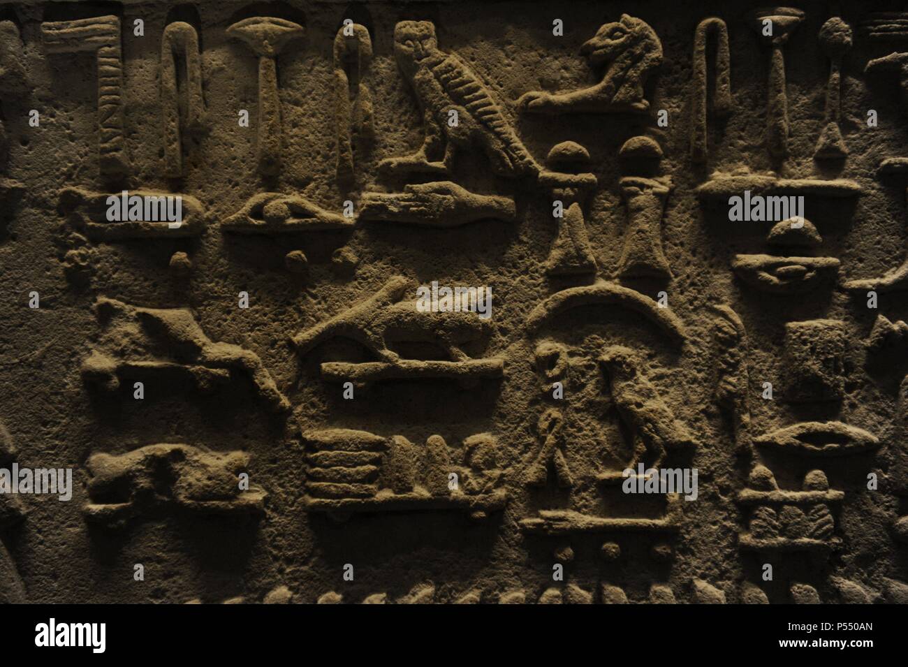 L'Isi officiel à son offrande Table. À partir de la tombe de l'Isi probablement à Sakkara. La pierre calcaire. 4e Dynastry, ch. 2570-2450 BC. Vieux Royaume. Reliefs. Détail. D'hiéroglyphes. Ny Carlsberg Glyptotek. Copenhague. Le Danemark. Banque D'Images