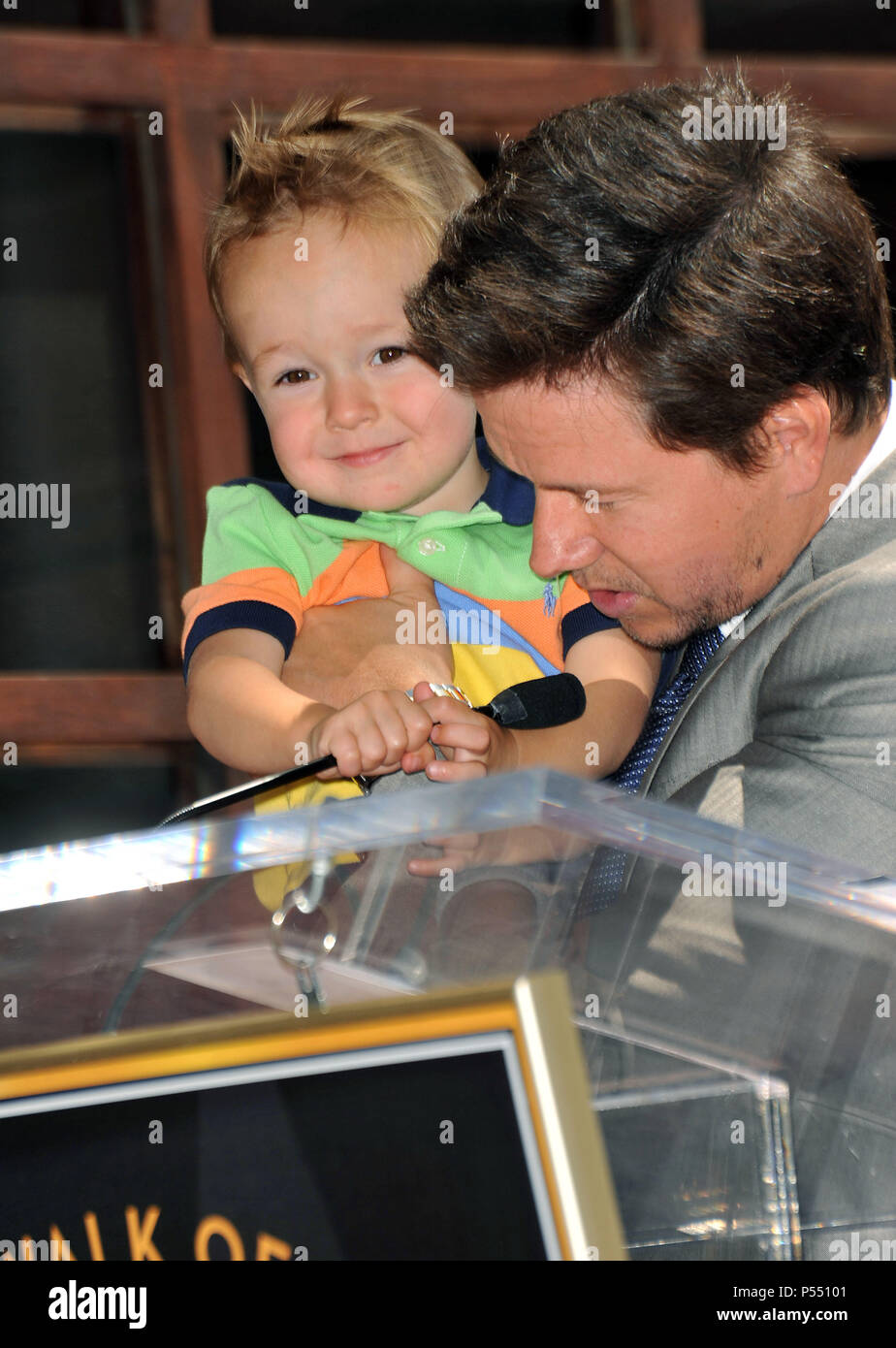 Mark Wahlberg Frères Et Sœurs Mark wahlberg and son Banque de photographies et d'images à haute  résolution - Alamy