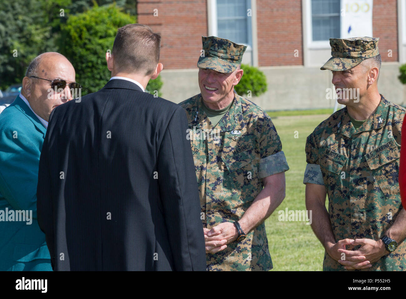 Le général du Corps des Marines américain Robert S. Walsh, centre, général commandant, Marine Corps Combat Development Command, et le Colonel Joseph M. Murray, droite, commandant, Marine Corps Base Quantico (RCM), parler aux participants de la cérémonie de célébration du centenaire au domaine Lejeune, MCB Quantico, en Virginie, le 10 mai 2017. L'événement commémore la fondation de MCB Quantico en 1917, et était composé de représentations par le Corps des Marines américains et silencieuse de la Marine américaine Drum & Bugle Corps. Banque D'Images