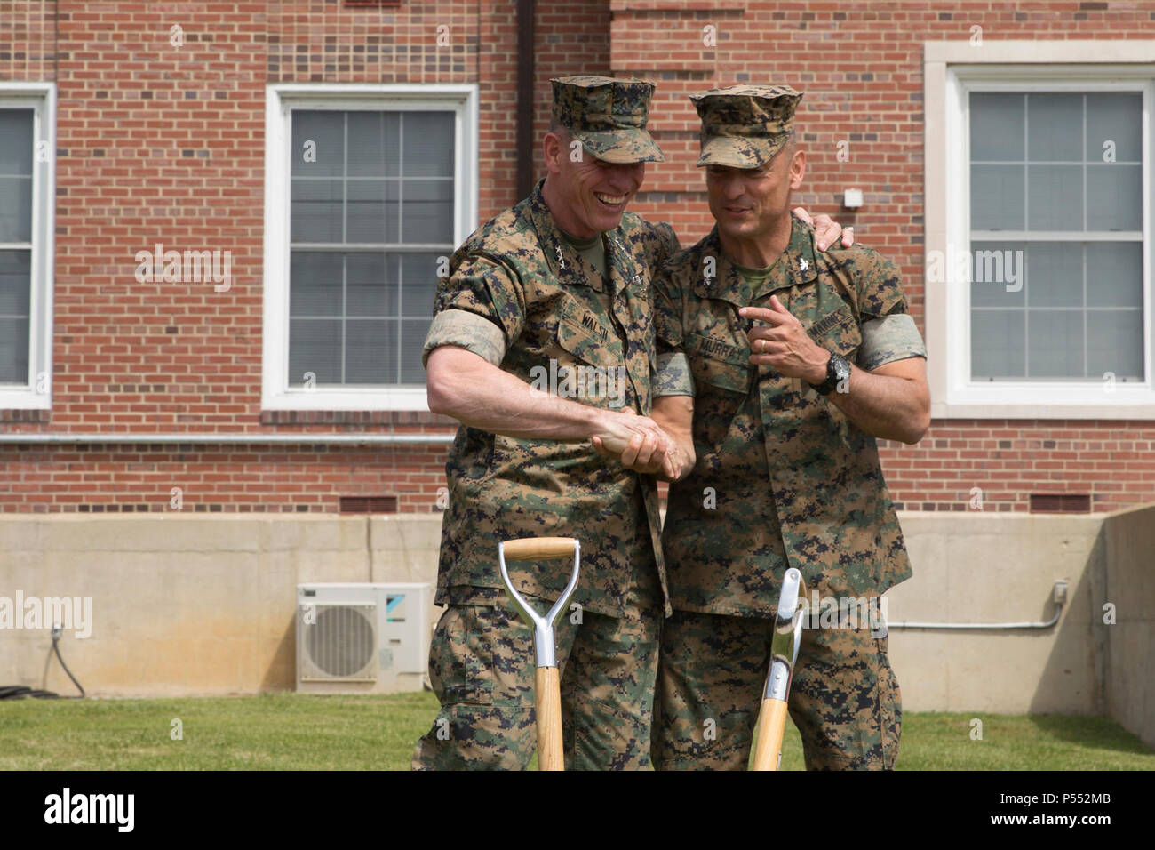 Le général du Corps des Marines américain Robert S. Walsh, gauche, général commandant, Marine Corps Combat Development Command, et le Colonel Joseph M. Murray, commandant, Marine Corps Base Quantico (RCM), s'embrassent au cours de la cérémonie de célébration du centenaire au domaine Lejeune, MCB Quantico, en Virginie, le 10 mai 2017. L'événement commémore la fondation de MCB Quantico en 1917, et était composé de représentations par le Corps des Marines américains et silencieuse de la Marine américaine Drum & Bugle Corps. Banque D'Images