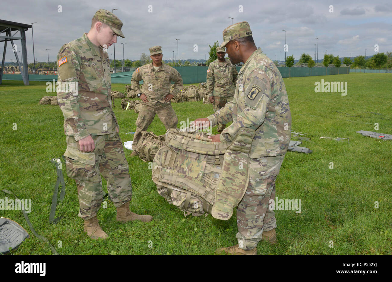 Les parachutistes de l'Armée américaine affecté à la 173e Bataillon de soutien de la brigade de parachutistes, 173e Brigade aéroportée, leurs engins de forage à l'aide de l'équipement léger Load-Carrying au cours de la Leader Défi Junior à Caserma Del Din, Vicenza, Italie 10 mai 2017. La 173e Brigade aéroportée de l'armée américaine est la force de réaction d'urgence en Europe, capables de projeter des forces n'importe où aux États-Unis, d'Europe centrale ou de l'Afrique les domaines de responsabilité des commandes dans les 18 heures. Banque D'Images