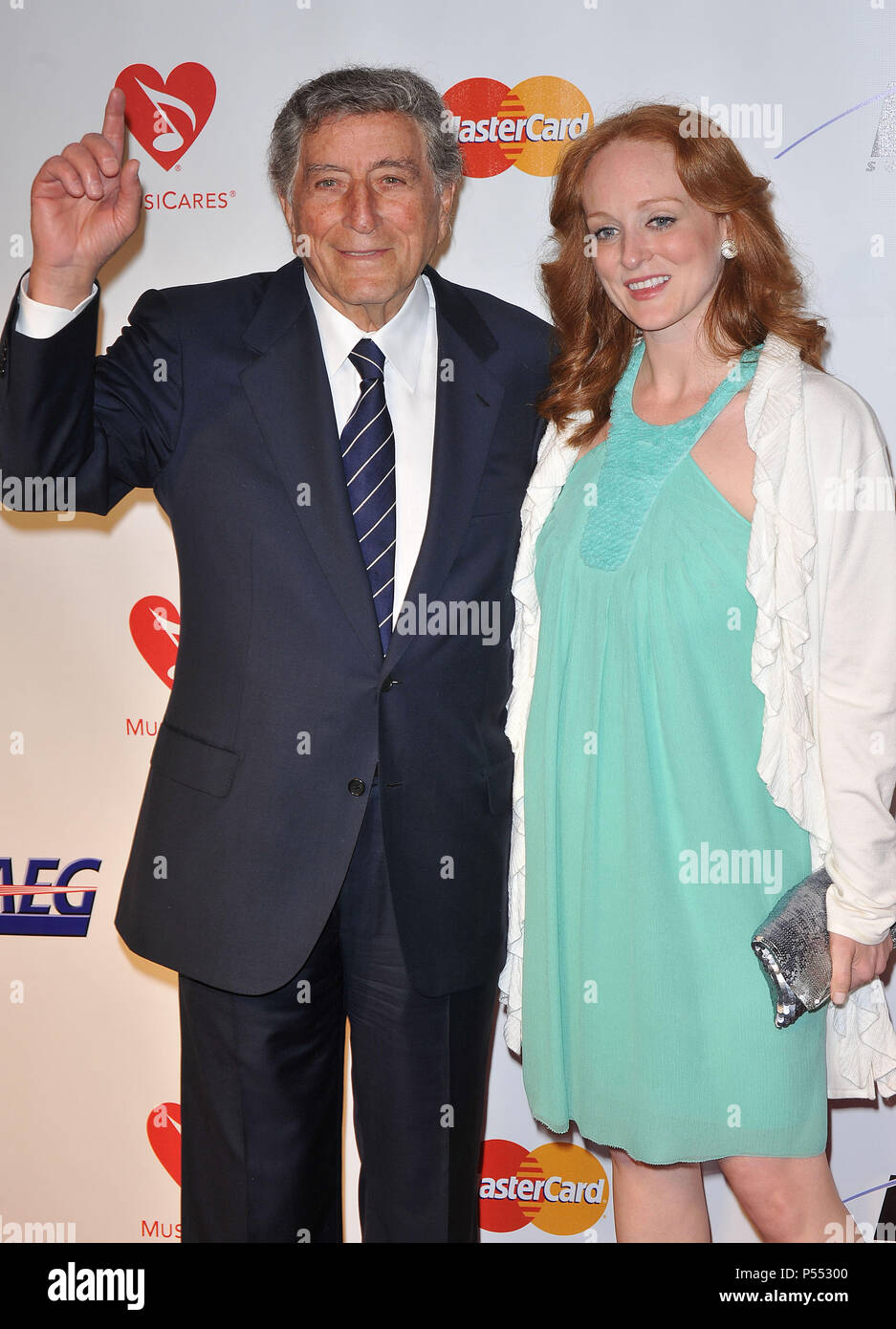 Tony Bennett    17 Antonia MusiCares - Personne de l'année bénéficier le dîner et concert hommage à Neil Young au Convention Center de Los Angeles.Tony Bennett    17 Antonia événement dans la vie d'Hollywood, Californie - Red Carpet Event, USA, Cinéma, Célébrités, photographie, Bestof, Arts, Culture et divertissement, Célébrités, Mode de vie meilleure, Hollywood, événement dans la vie d'Hollywood, Californie - Tapis rouge et en coulisses, musique, célébrités, Topix en couple, en famille (mari et femme) et les enfants - les enfants, frères et sœurs, tsuni@Gamma-USA.com Tsuni enquête de crédit / USA, 2010 Banque D'Images