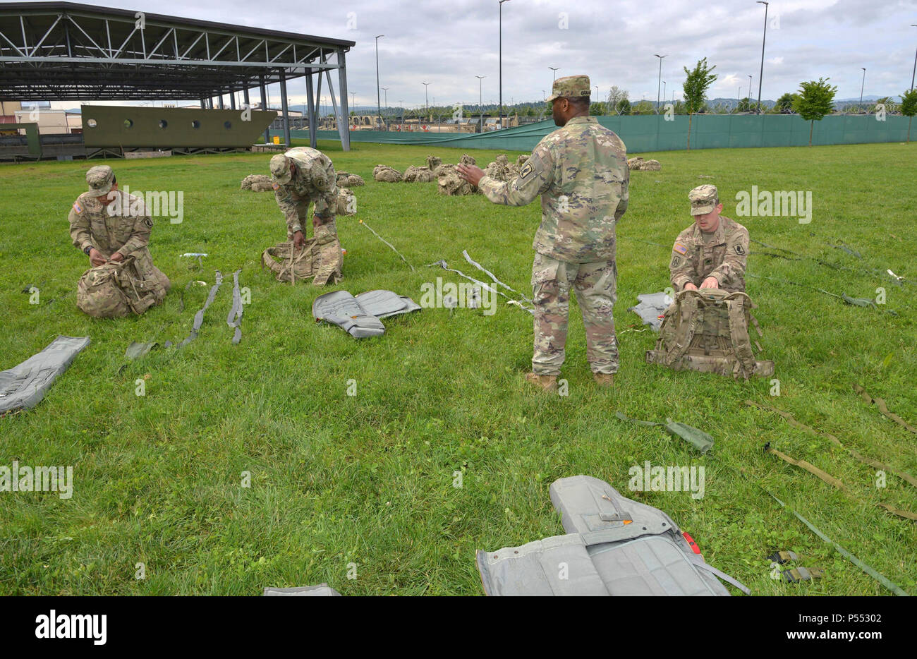 Les parachutistes de l'Armée américaine affecté à la 173e Bataillon de soutien de la brigade de parachutistes, 173e Brigade aéroportée, leurs engins de forage à l'aide de l'équipement léger Load-Carrying au cours de la Leader Défi Junior à Caserma Del Din, Vicenza, Italie 10 mai 2017. La 173e Brigade aéroportée de l'armée américaine est la force de réaction d'urgence en Europe, capables de projeter des forces n'importe où aux États-Unis, d'Europe centrale ou de l'Afrique les domaines de responsabilité des commandes dans les 18 heures. Banque D'Images