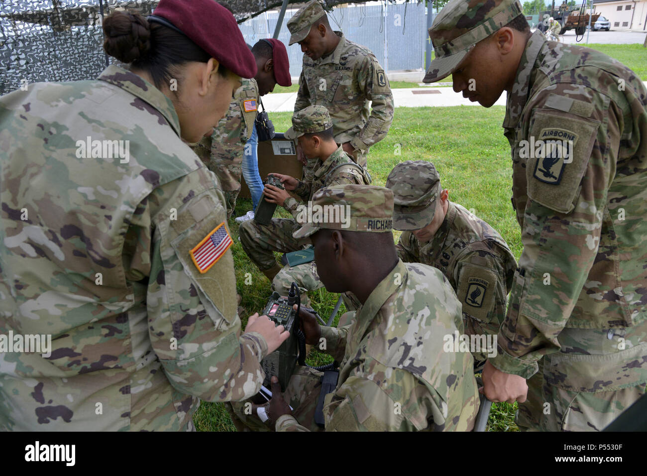 Les parachutistes de l'Armée américaine affecté à la 173e Bataillon de soutien de la brigade de parachutistes, 173e Brigade aéroportée, participer à un défi au cours de la radio leader Défi Junior à Caserma Del Din, Vicenza, Italie Le 10 mai 2017. La 173e Brigade aéroportée de l'armée américaine est la force de réaction d'urgence en Europe, capables de projeter des forces n'importe où aux États-Unis, d'Europe centrale ou de l'Afrique les domaines de responsabilité des commandes dans les 18 heures. Banque D'Images