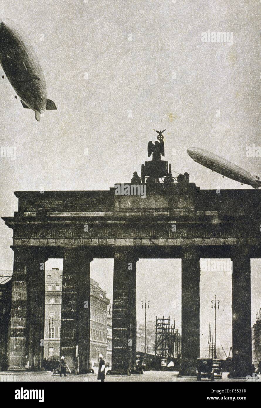 Los dirigeables LZ-129 y Grafzeppelin sobrevolando la Puerta de Brandemburgo onu en faveur d'une propagande de l'acto del programa por esgrimido Adolf Hitler (1889 - 1945) para las elecciones del 29 de marzo de 1936. Berlín. Alemania. Banque D'Images