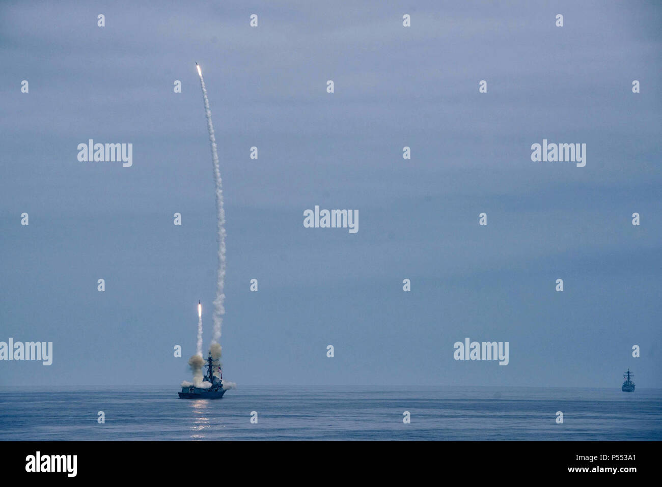 Océan Pacifique (10 mai 2017) - USS Sampson (DDG 102) lance deux missiles SM-2 au cours d'un exercice de lancement de missiles. '13 SITA sont en cours avec l'USS Theodore Roosevelt Strike Group (CSG), du 2 au 11 mai, menant des activités de formation tactique avancé à l'appui de la voile Groupe Theodore Roosevelt. Sita sont un groupe de jeunes officiers de guerre de surface (SWO) sélectionné par SMWDC à devenir le meilleur des meilleurs de la tactique et l'élaboration de la doctrine. Cette nouvelle génération de guerriers de surface sont facturés avec l'augmentation de la performance tactique de navires de surface à l'appui du contrôle de la mer et le maintien de mar Banque D'Images