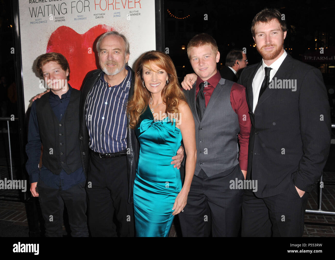 Toujours en attente d'une première mondiale à la Grove Theatre de Los Angeles. James Keach, Jane Seymour, leurs enfants un_James Keach, Jane Seymour, leur enfant 05 ------------- Red Carpet Event, Vertical, USA, Cinéma, Célébrités, photographie, Bestof, Arts, Culture et divertissement, Célébrités Topix fashion / Vertical, Best of, événement dans la vie d'Hollywood, Californie - Tapis rouge et en backstage, USA, Cinéma, Célébrités, cinéma, télévision, Célébrités célébrités musique, photographie, Arts et culture, Bestof, divertissement, Topix, verticale de la famille de l'année 2011, enquête t Banque D'Images