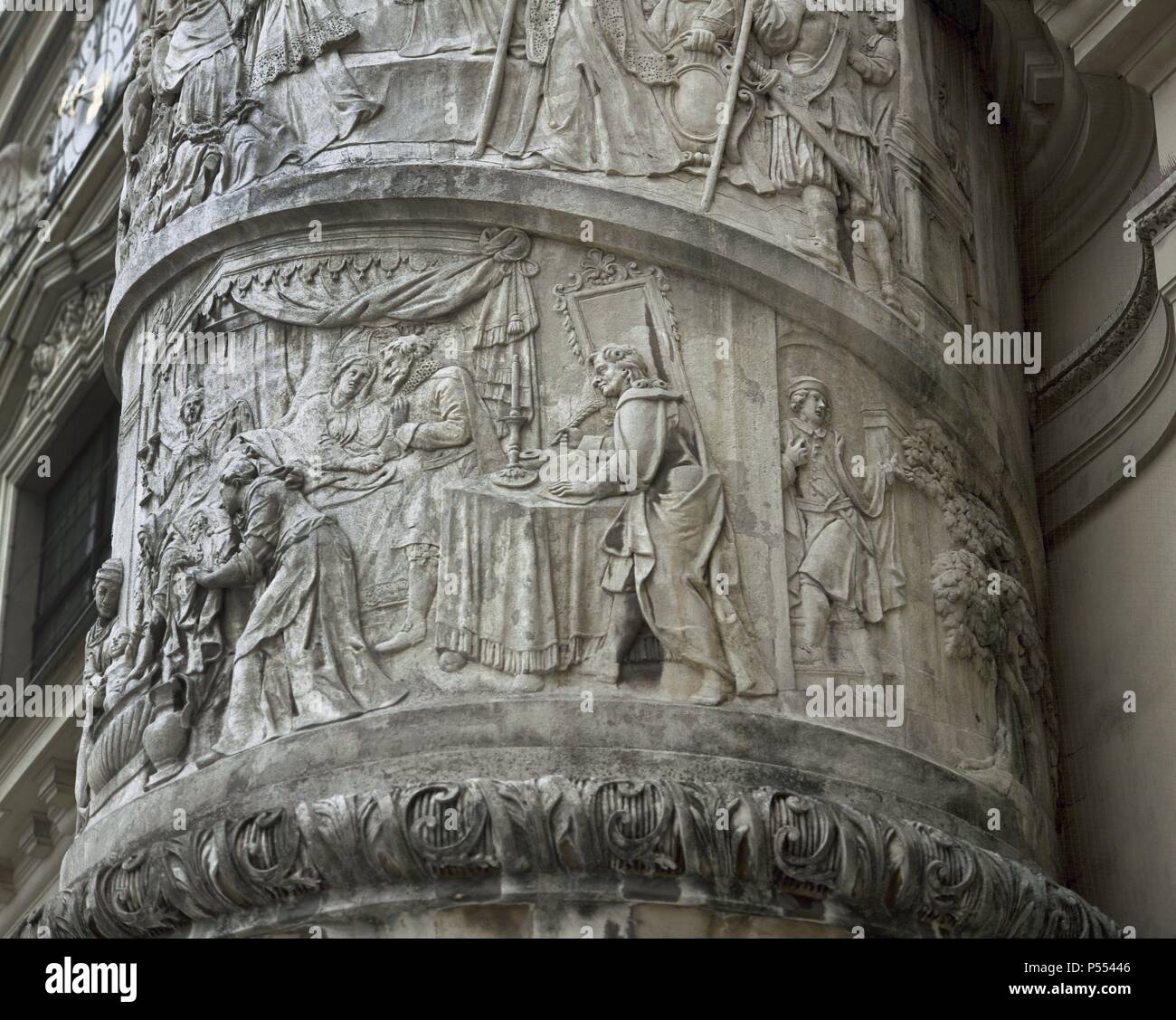 Eglise de Saint Charles (1716-1737). Colonne de droite avec décoration en spirale, représentant des scènes de la vie de saint Charles Borromée. Le Courage. Sculpté par Lorenzo Mattielli (1678/88-1748). Détail. Vienne. L'Autriche. Banque D'Images