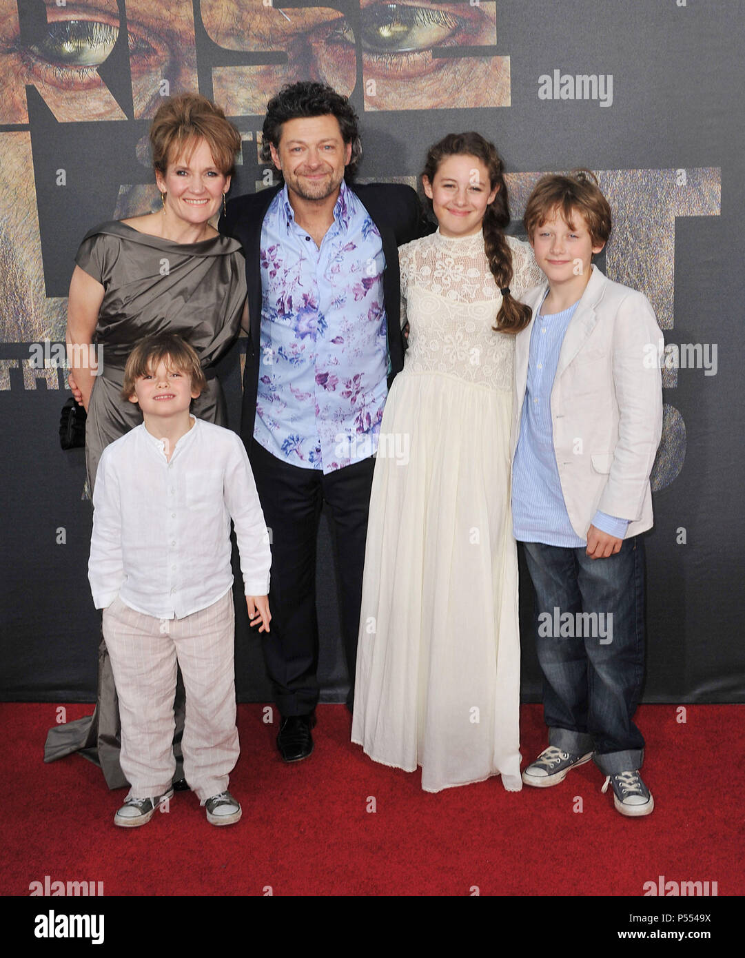 Andy Serkis, Lorraine, Ashbourne, Sonny, Louis, Ruby arrivant à la montée de la planète des singes Premiere au Chinese Theatre de Los Angeles.Andy Serkis, Lorraine, Ashbourne, Sonny, Louis, Ruby  39 ------------- Red Carpet Event, Vertical, USA, Cinéma, Célébrités, photographie, Bestof, Arts, Culture et divertissement, Célébrités Topix fashion / Vertical, Best of, événement dans la vie d'Hollywood, Californie - Tapis rouge et en backstage, USA, Cinéma, Célébrités, cinéma, télévision, Célébrités célébrités musique, photographie, Arts et culture, Bestof, divertissement, Topix vert Banque D'Images