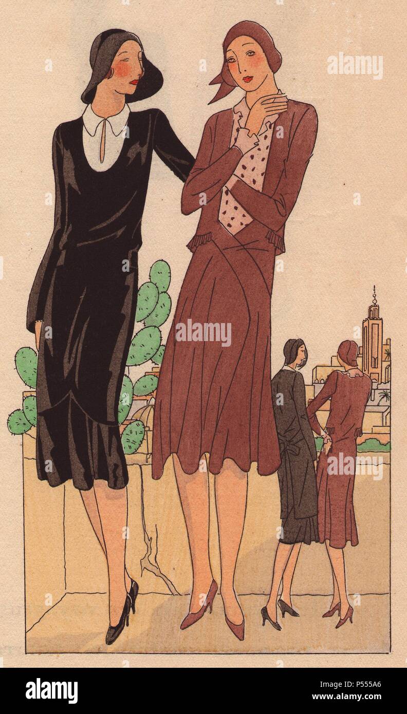 Femme en robe d'après-midi en noir brillant et blanc panne satin, et la femme dans l'après-midi en robe marron faux alpaga.. Coloriée pochoir (stencil) lithographie du magazine de mode de luxe français de "l'art, la goutte, Beaute' 1928. Banque D'Images