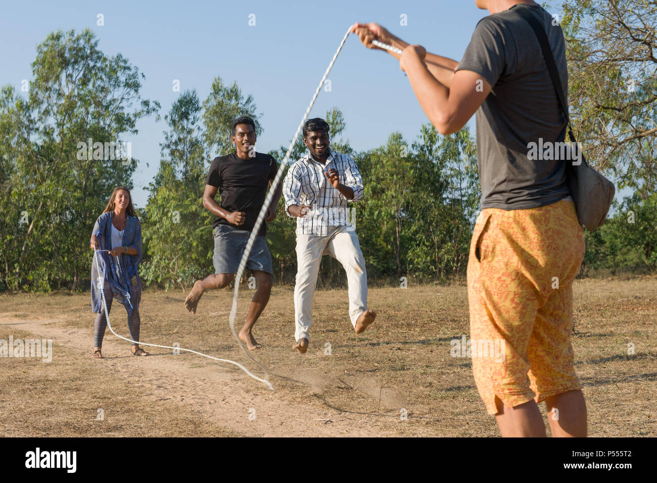 AUROVILLE, INDE - 2 mars 2018 : une célébration pour marquer la première pleine lune du calendrier lunaire. Des jeux pour les familles. Banque D'Images