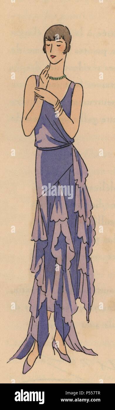 Robe de soirée en soie mauve.. Coloriée pochoir (stencil) lithographie du magazine de mode de luxe français de "l'art, la goutte, Beaute' 1928. Banque D'Images
