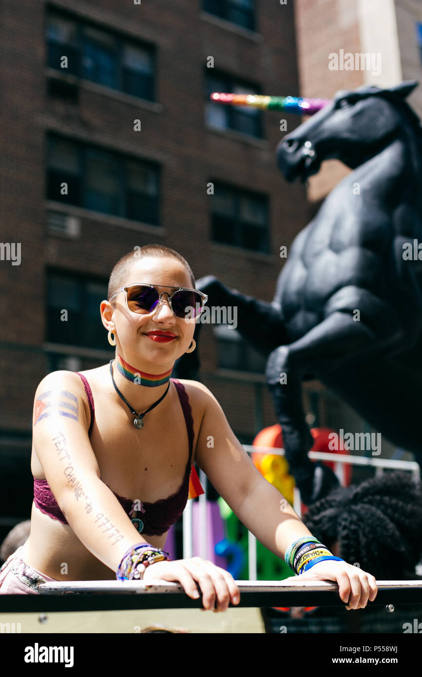 Emma activiste González au New York City Pride Parade le 24 juin 2018. Credit : Shauna Hundeby / Alamy Live News Banque D'Images