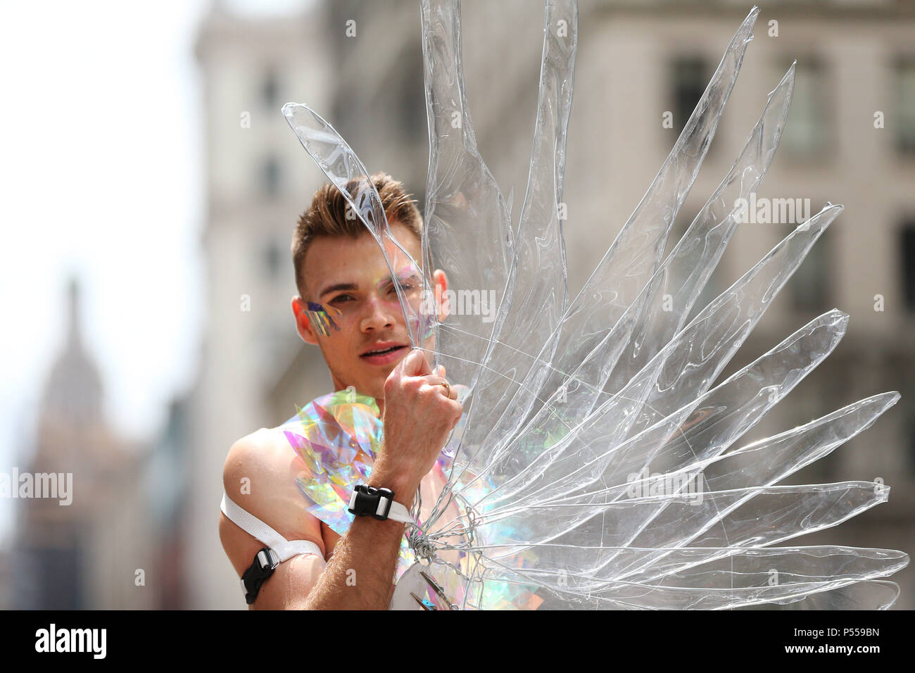 New York City, New York, USA. 23 Juin, 2018. Parade participant est vu au cours de la Marche des Fiertés le 24 juin 2018 à New York. La première a eu lieu en mars 1970. Crédit : Anna Sergeeva/ZUMA/Alamy Fil Live News Banque D'Images