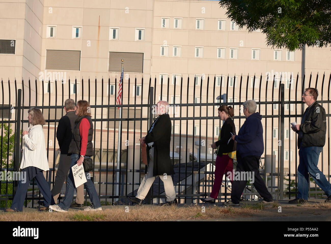 Seatac, Washington, USA. 24 Juin, 2018. Les gens marchent le long de la clôture qui entoure le centre de détention fédéral de Seatac, Washington, début juin 24 au cours d'une veillée de prière à l'appui de parents immigrants à l'intérieur de la prison qui ont été séparés de leurs enfants. La Veillée a été parrainée par l'Église méthodiste. Photo : Paul Jeffrey/Alamy Live News Banque D'Images