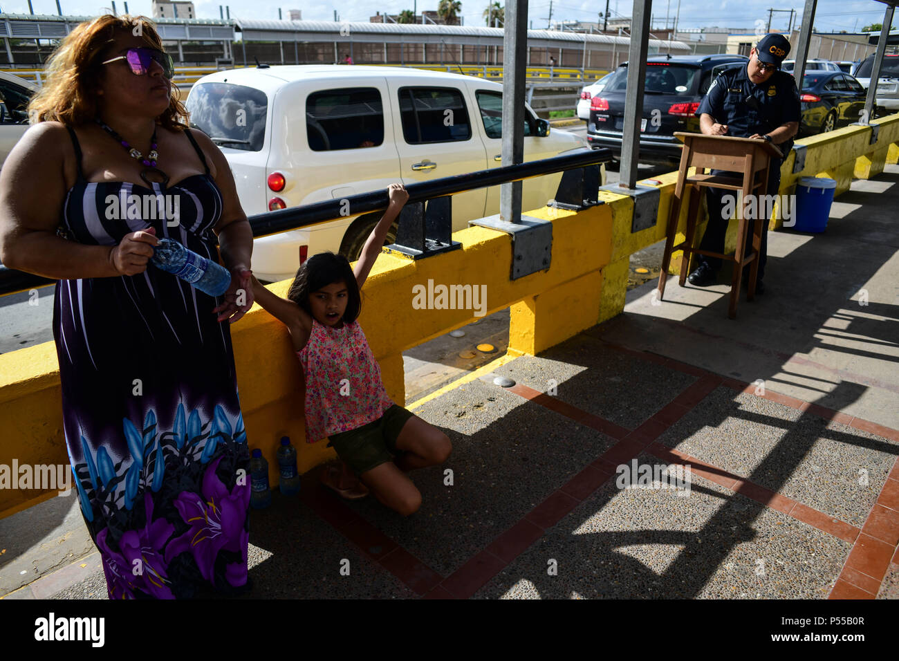 Brownsville, Texas, USA. 24 Juin, 2018. Une femme nommée Irène, du Honduras qui ont refusé de lui donner son nom de famille ainsi que ses filles Alondra, 15, et Valentina, 9, attendre sur le côté mexicain de la frontière des États-Unis il à demander asile. Ils conscient a admis plus tard. Credit : Miguel Juarez Lugo/ZUMA/Alamy Fil Live News Banque D'Images