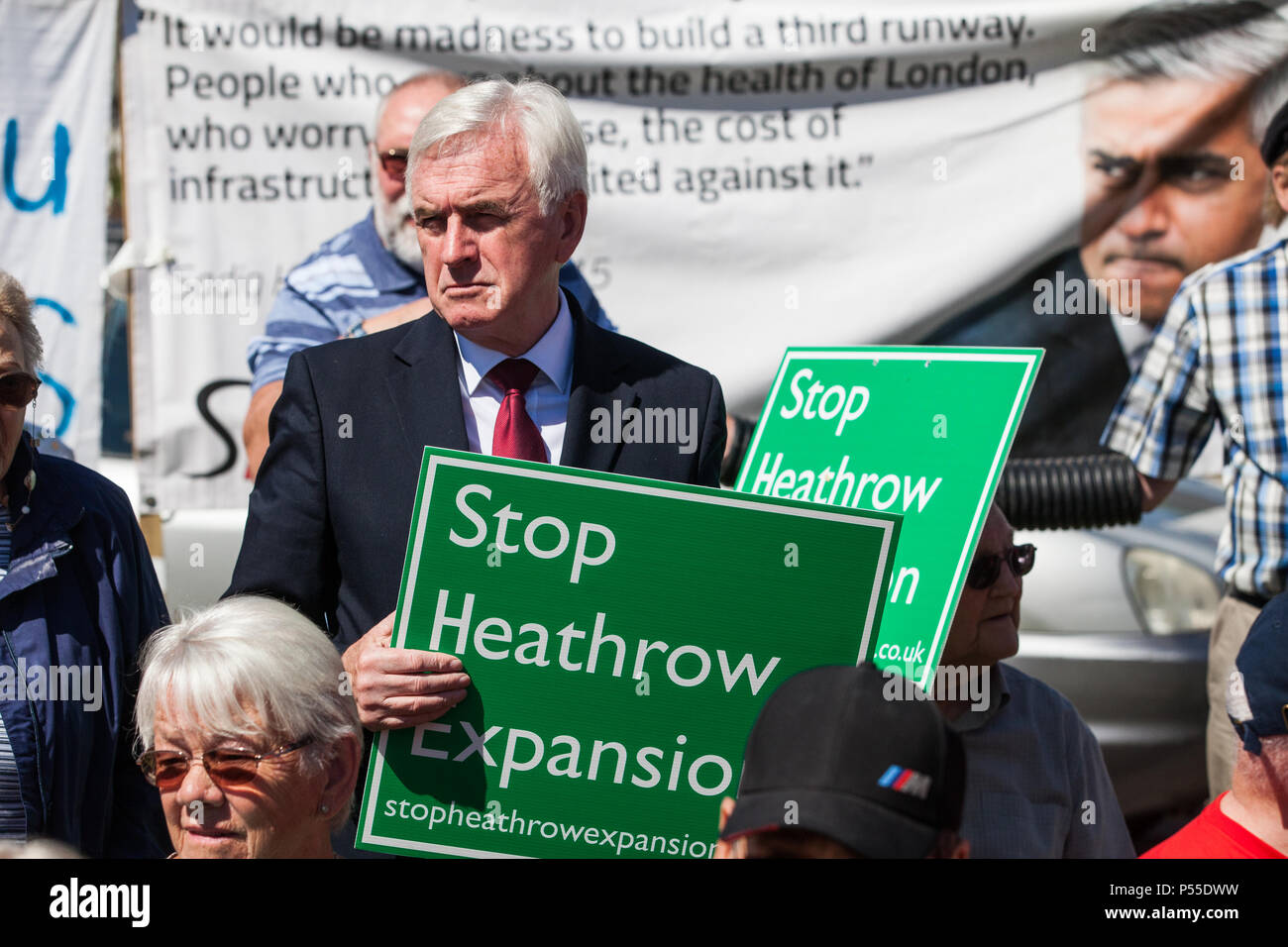 Harmondsworth, UK. 25 juin 2018. John McDonnell, Shadow Chancellor et député de Glasgow, se dresse avec les résidents du village d'Harmondsworth. Une grande partie de la ville historique d'Harmondsworth village serait détruit si une 3ème piste soit construit à l'aéroport de Heathrow. Vote des députés à la Chambre des communes ce soir d'approuver ou non l'expansion d'Heathrow. Credit : Mark Kerrison/Alamy Live News Banque D'Images