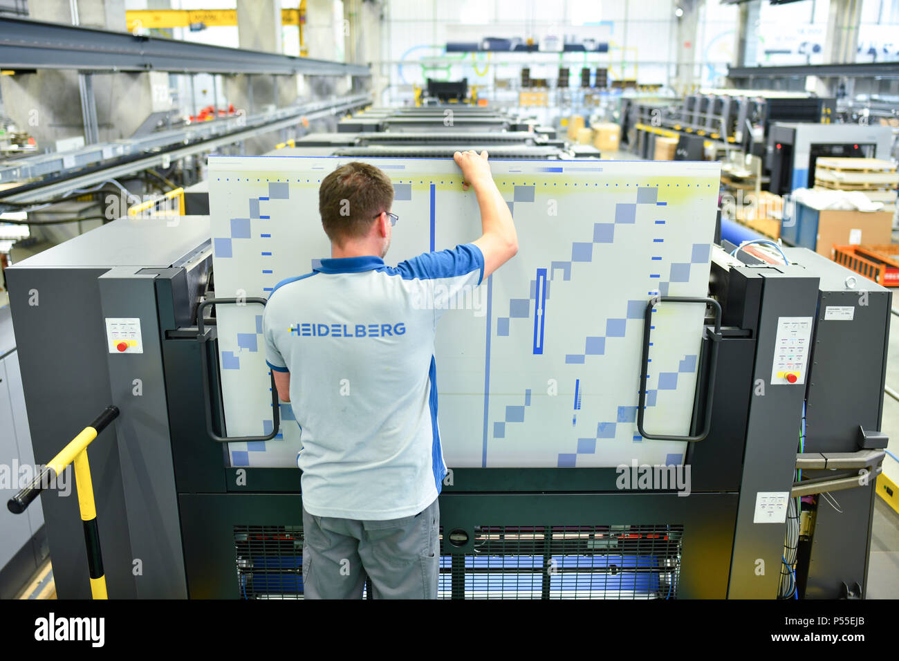 Wiesloch, Allemagne. Le 08 juin, 2018. Contrôle de l'employé, un test d'impression par une peemaster XL' presse grand format dans l'atelier de Heidelberger Druckmaschinen AG (Heidelberg) des machines d'impression. L'entreprise publie ses chiffres pour l'année, le mardi (12 juin). Credit : Uwe Anspach/dpa/Alamy Live News Banque D'Images