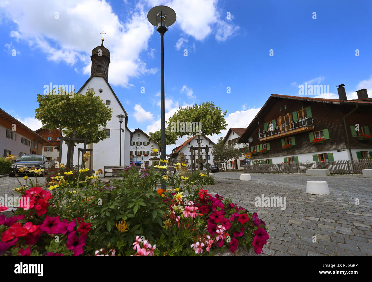 Oy, Withtelberg Deutschland. 22 Juin, 2018. 22.06.2018, la Bavière, Oy-withtelberg Blumengeschmuckt : est le centre du quartier Oy. (Dpa-KORR : 'la bouse de vache, de café, des herbes : Comment un parfum veut attirer les touristes' à partir de 24.06.2018) Crédit : Karl-Josef Opim/dpa | dans le monde d'utilisation/dpa/Alamy Live News Banque D'Images