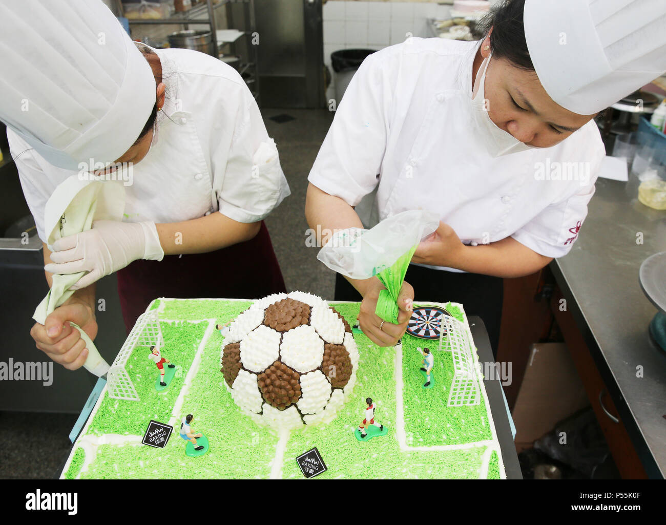Beijing Beijing Chine 25 Juin 18 Nantong Chine Faire Un Gateau Sur Le Theme De La Coupe Du Monde Dans Une Boulangerie A Nantong Province Du Jiangsu En Chine De L Est Les Gens