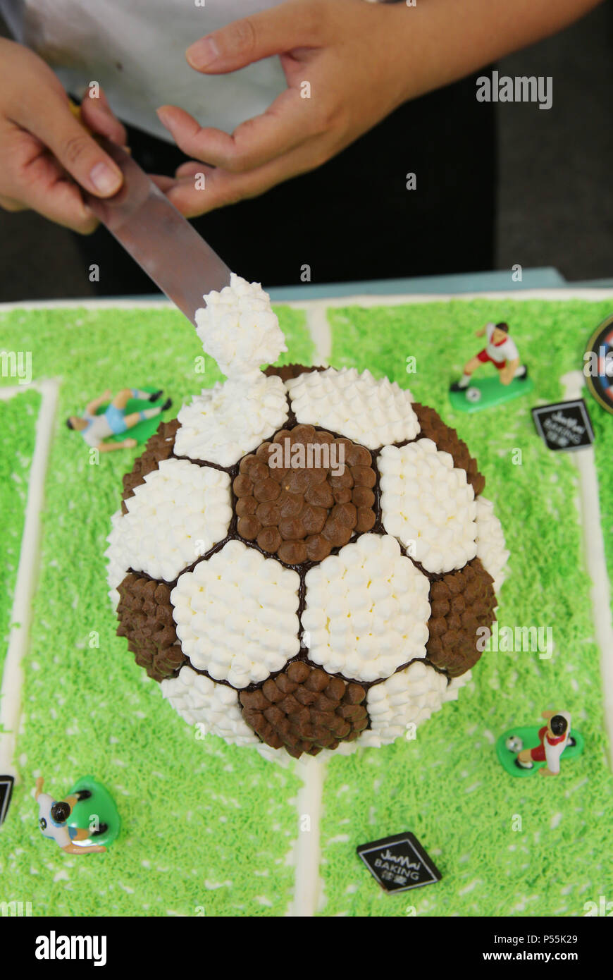 Beijing Beijing Chine 25 Juin 18 Nantong Chine Un Boulanger Fait Un Gateau Sur Le Theme De La Coupe Du Monde Dans Une Boulangerie A Nantong Province Du Jiangsu En Chine De