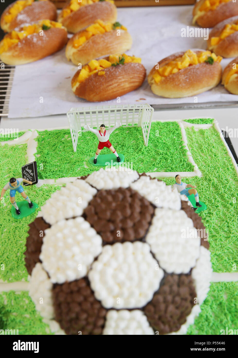 Beijing Beijing Chine 25 Juin 18 Nantong Chine Faire Un Gateau Sur Le Theme De La Coupe Du Monde Dans Une Boulangerie A Nantong Province Du Jiangsu En Chine De L Est Les Gens