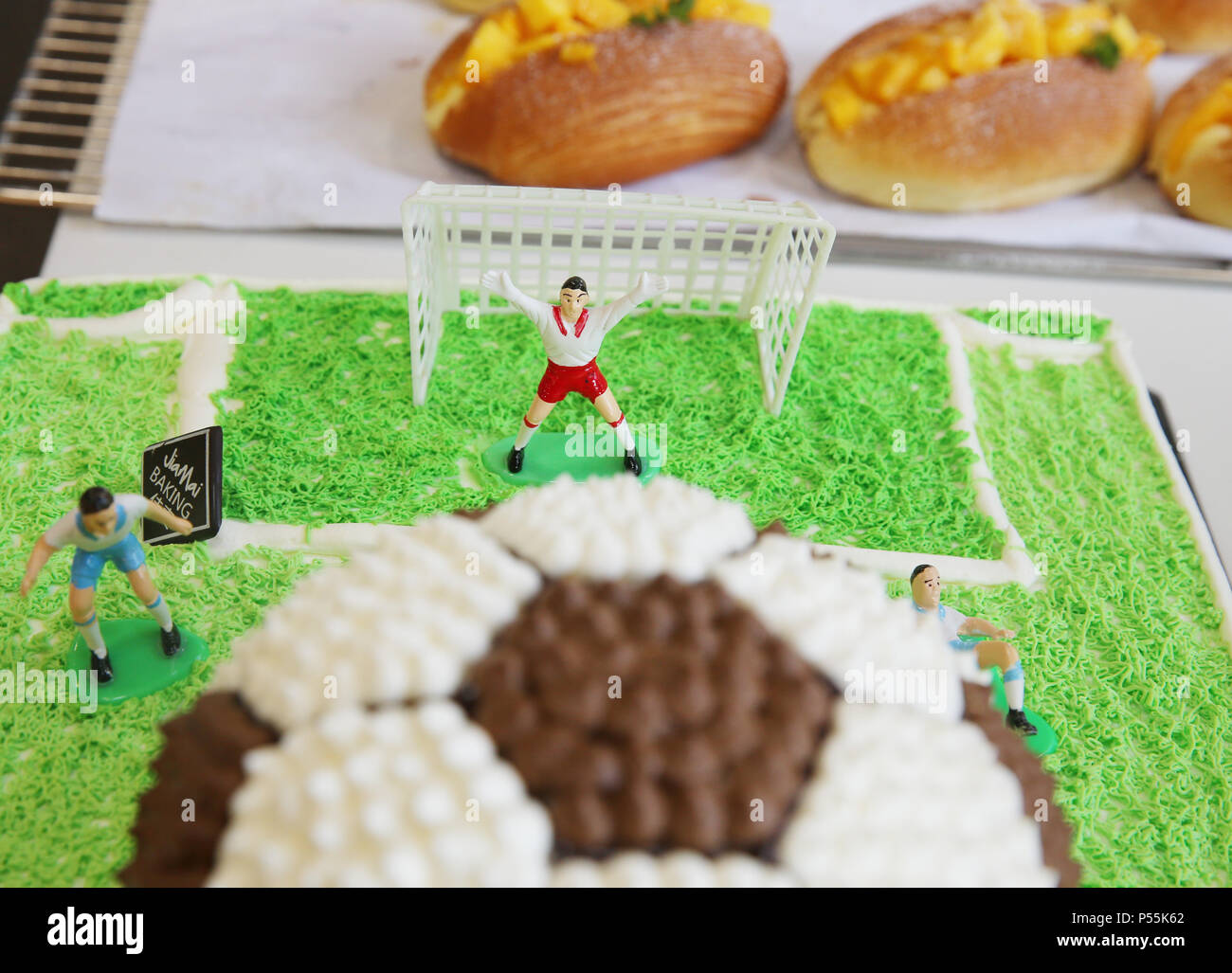 Beijing Beijing Chine 25 Juin 18 Nantong Chine Faire Un Gateau Sur Le Theme De La Coupe Du Monde Dans Une Boulangerie A Nantong Province Du Jiangsu En Chine De L Est Les Gens