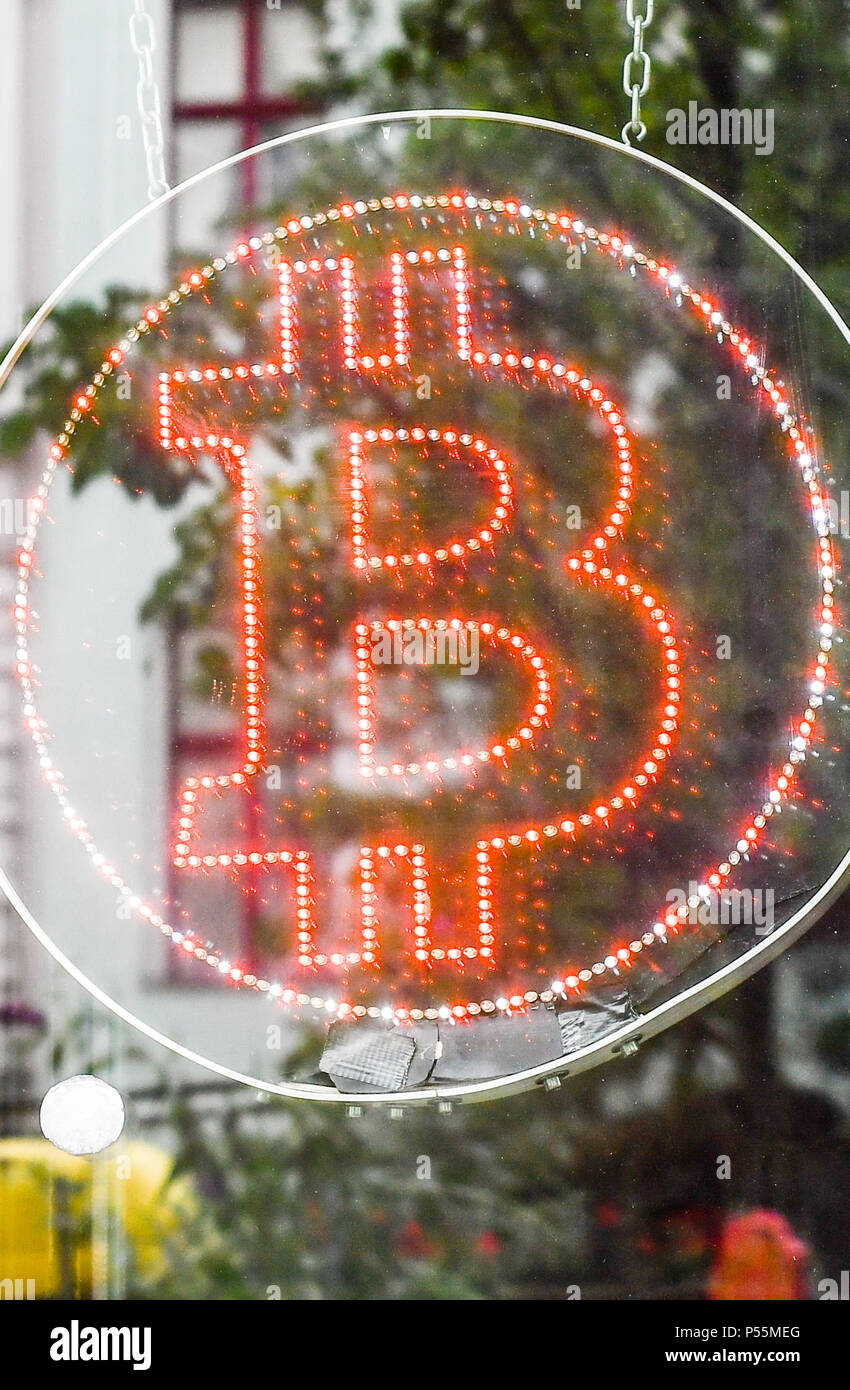 Allemagne, Berlin. 19 Juin, 2018. Un logo Bitcoin est suspendu dans la vitrine de la Chambre 77 pub Bitcoin dans Kreuzberg Graefekiez's. Bitcoin a été accepté comme moyen de paiement pour un bon 7 ans. Credit : Jens Kalaene Zentralbild-/dpa/dpa/Alamy Live News Banque D'Images