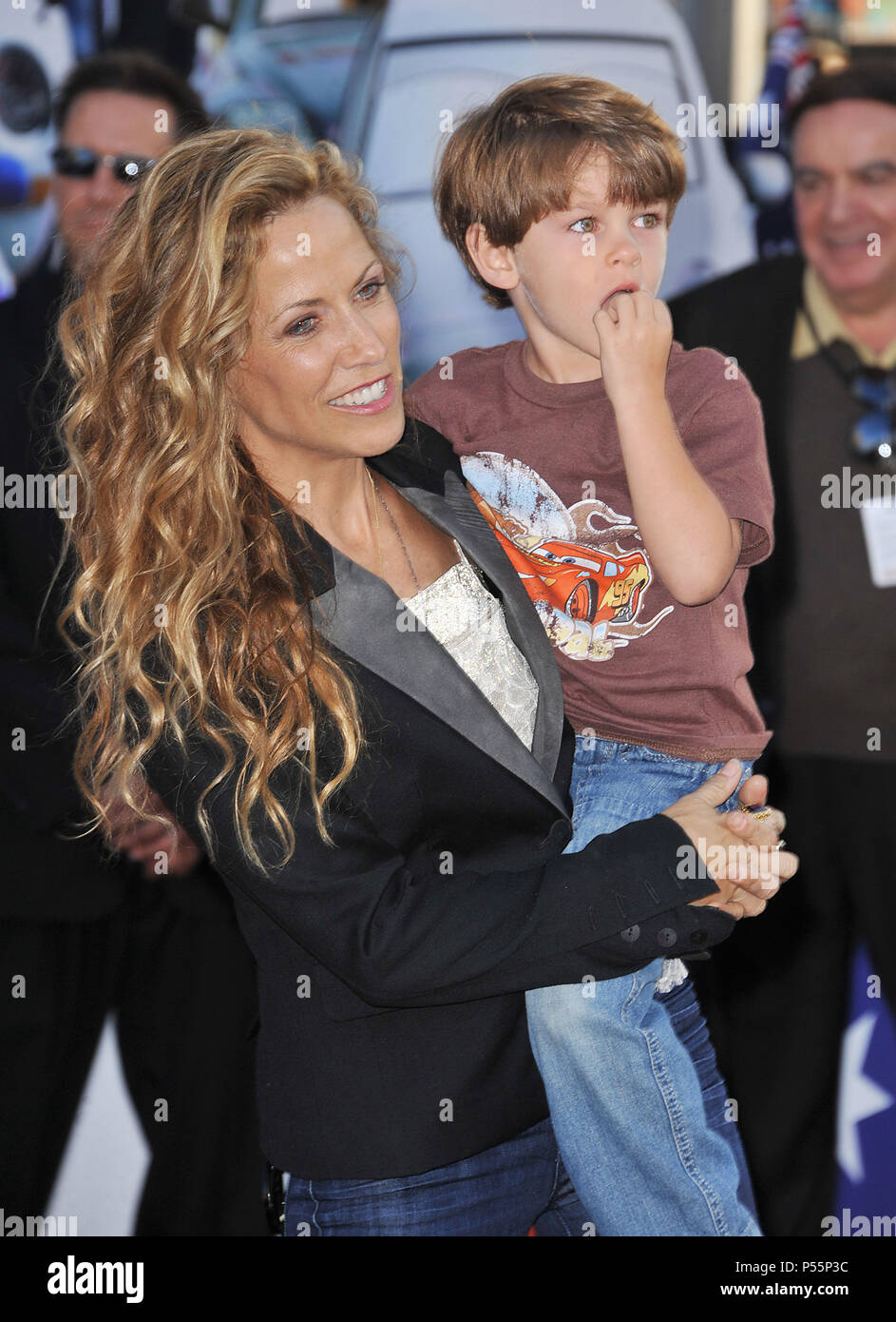 Sheryl Crow, fils Wyatt à Cars 2 Première Mondiale au El Capitan Theatre de Los Angeles.Sheryl Crow, fils Wyatt  60 ------------- Red Carpet Event, Vertical, USA, Cinéma, Célébrités, photographie, Bestof, Arts, Culture et divertissement, Célébrités Topix fashion / Vertical, Best of, événement dans la vie d'Hollywood, Californie - Tapis rouge et en backstage, USA, Cinéma, Célébrités, cinéma, télévision, Célébrités célébrités musique, photographie, Arts et culture, Bestof, divertissement, Topix, verticale de la famille de l'année 2011, enquête Mari et femme tsuni@Gamma-USA.com Banque D'Images