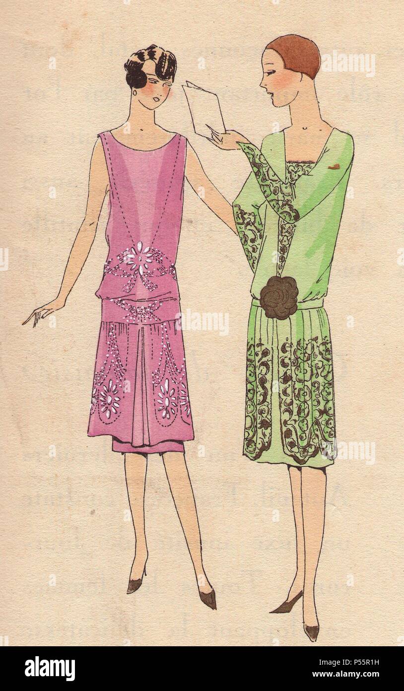 Années 20 art deco fashions : femme en robe de soie rose brodée de perles  et de diamantes et femme en robe du soir en crêpe vert. . Coloriée pochoir  (stencil) Lithographies