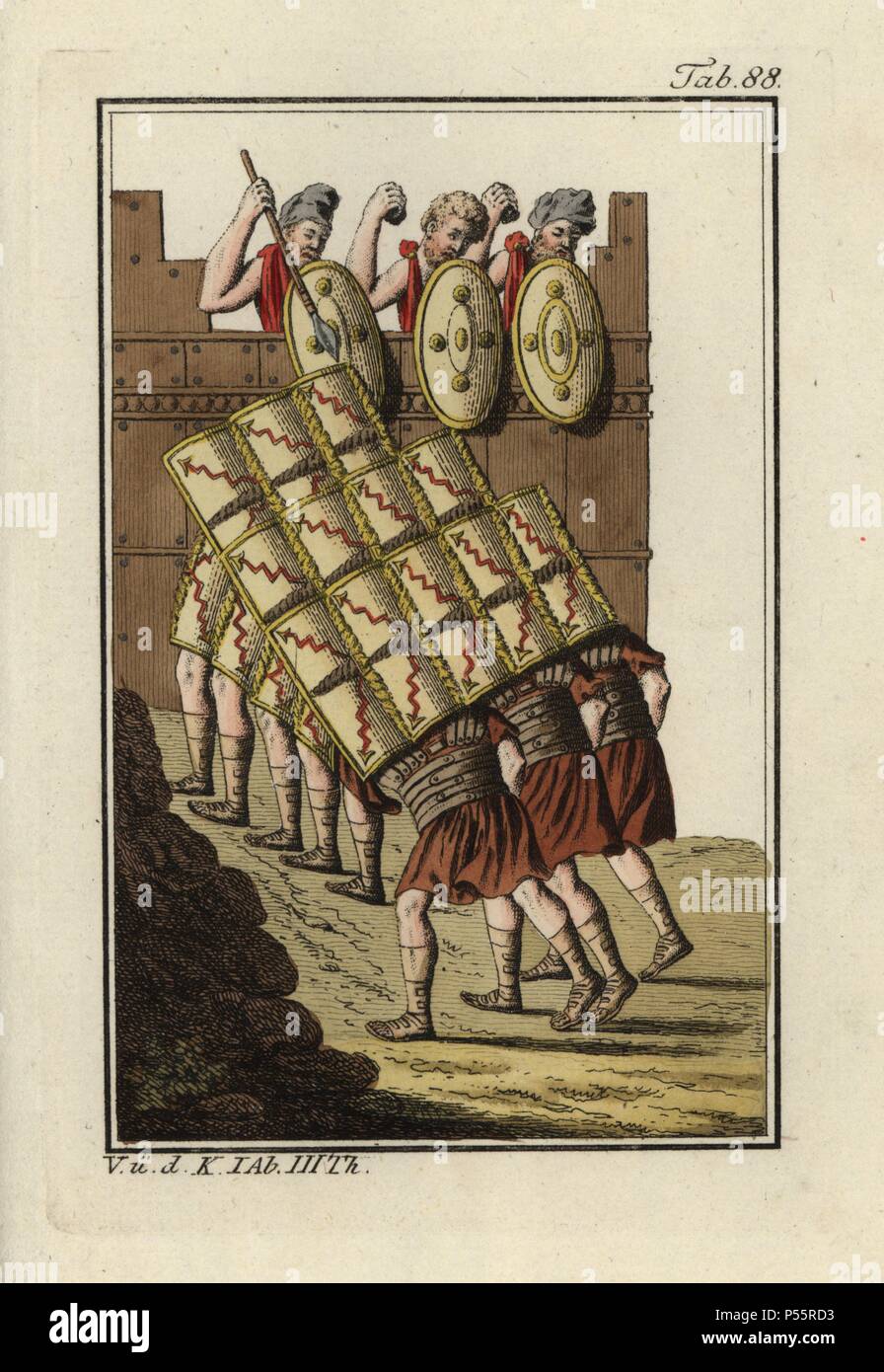 Les légionnaires d'attaquer un ennemi fort dans la testudo (tortue) formation, avec leurs boucliers (scuta) sur leur tête. Coloriée à la gravure sur cuivre de Robert von Spalart's 'tableau Historique des costumes des principaux peuples de l'Antiquité et du Moyen Age" (1798). Banque D'Images