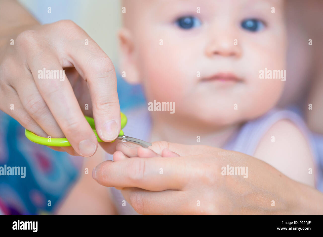 Close Up Coupe Ongle De Mere Bebe Avec Des Ciseaux De Securite Coupe Ongles Enfant Maman Sante Des Enfants Et L Hygiene Concept Photo Stock Alamy Close Up Coupe Ongle De Mere Bebe Avec Des Ciseaux De Securite Coupe Ongles Enfant Maman Sante Des Enfants Et L Hygiene Concept Photo Stock Alamy