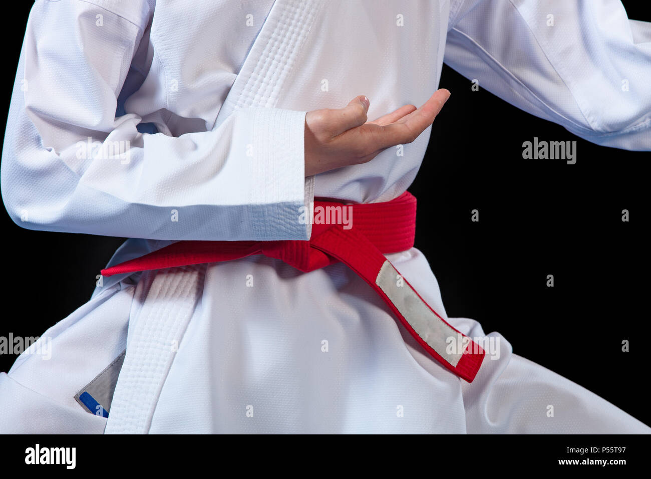 Aikido ceinture rouge sur kimono blanc sur fond noir Photo Stock - Alamy