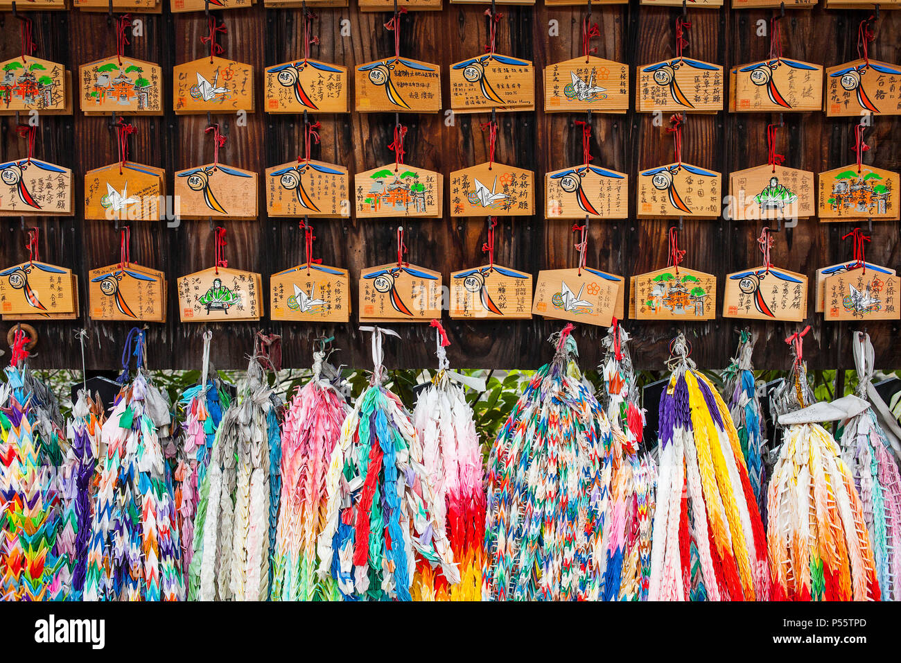 Ema, fête votive, en bois, tablettes, plaques et qui souhaitent les offrandes à Fushimi Inari-Taisha sanctuary,Kyoto, Japon Banque D'Images