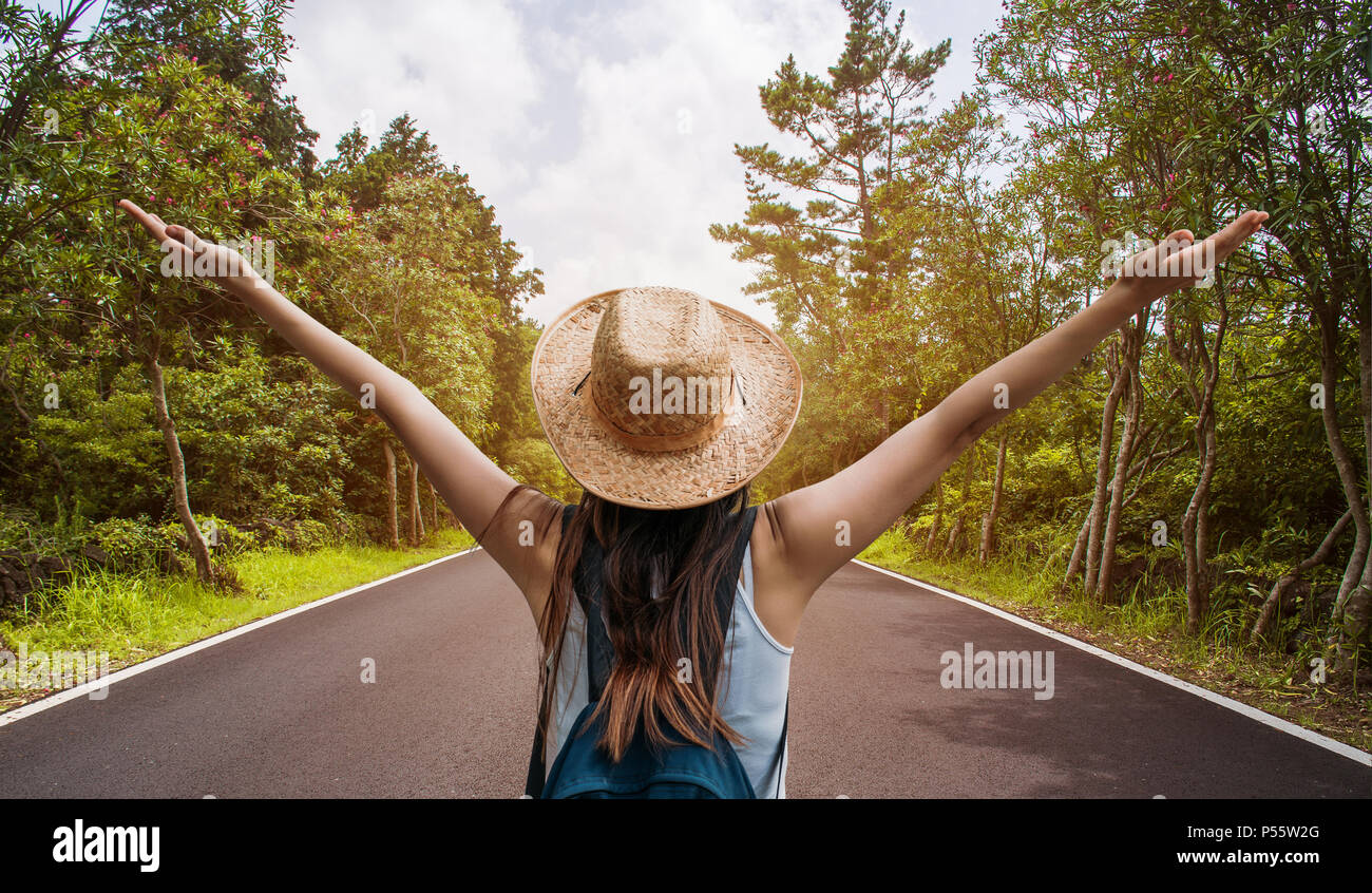 Happy travel femme en vacances. Funny traveler profiter de son voyage et prête à l'aventure Banque D'Images