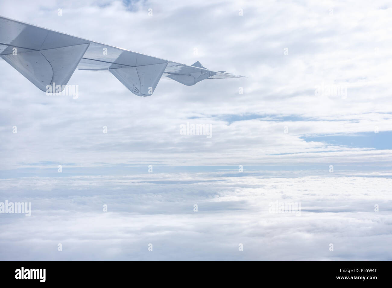 Des ailes d'avion lorsque vous voyagez avec ciel nuageux.Transports et déplacements concept Banque D'Images